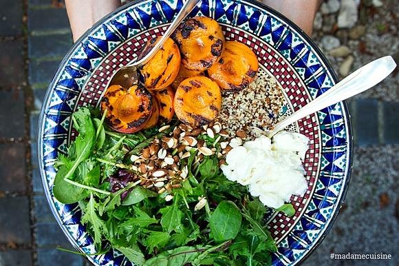 Wildkräutersalat mit gegrillten Aprikosen und Burrata