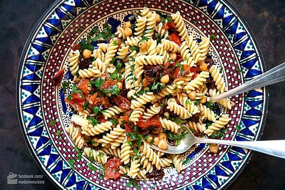 Mediterraner nudelsalat – perfekt für die warmen tage