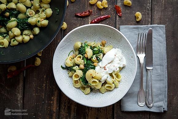 Pasta mit kichererbsen, spinat und chili