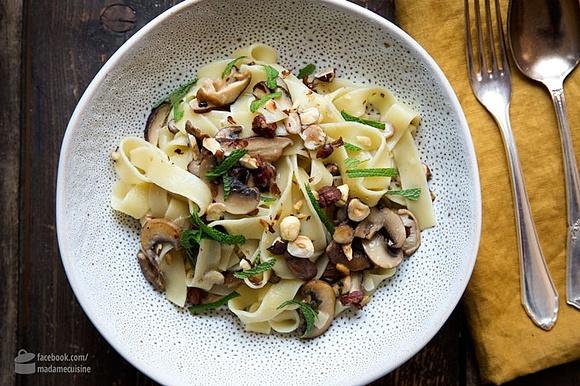 Fettuccine mit pilzen, salbei und szechuan-pfeffer
