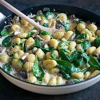Cremige Gnocchi-Pilz-Pfanne mit Babyspinat