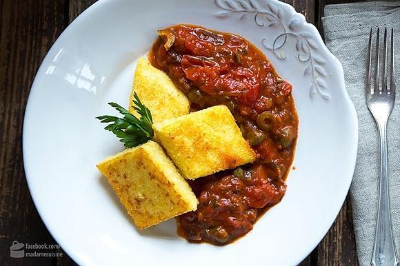 Gebratene Polenta-Schnitten mit Tomatensugo
