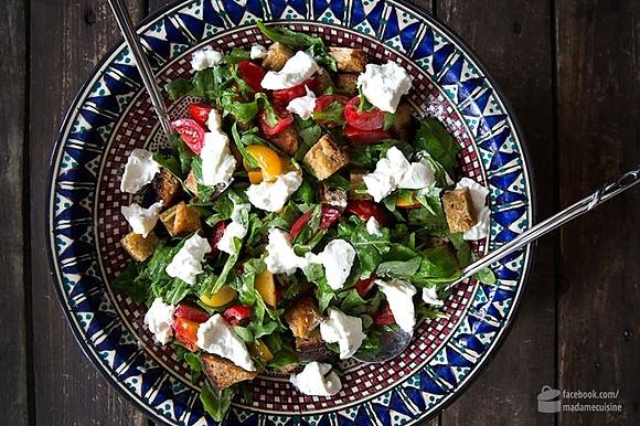 Brotsalat mit tomaten, nektarine und mozzarella