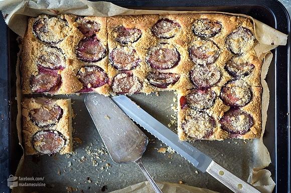 Zwetschgenkuchen mit Zwiebackbröseln und Zimt