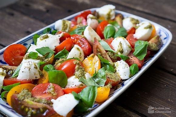 Caprese: tomate, mozzarella, basilikum