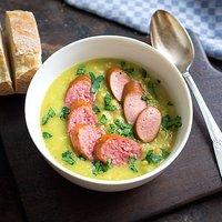 Erbsensuppe mit Würstchen
