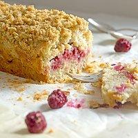 Knuspriger Haferflockenkuchen mit Himbeeren