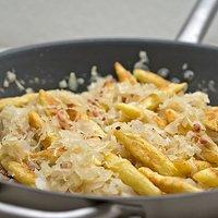 Schupfnudelpfanne mit Sauerkraut und Speck