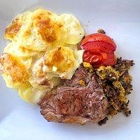 Lammkarree mit olivenkruste & rotweinsauce