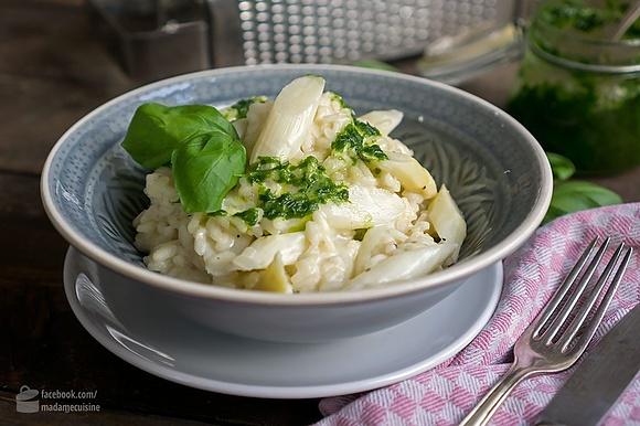 Risotto mit weißem Spargel und Bärlauchpesto
