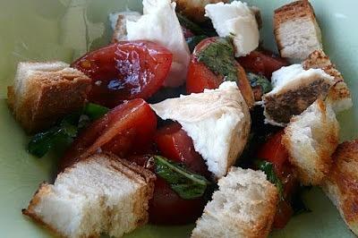 Geräucherte burrata mit tomaten brot salat