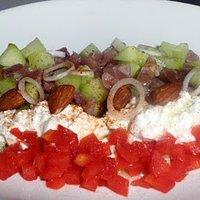 Geräucherter thunfisch mit frischkäse, gurke und paprika
