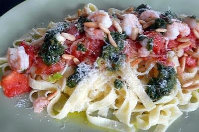 Garnelen pasta mit rucola- und basilikum pesto