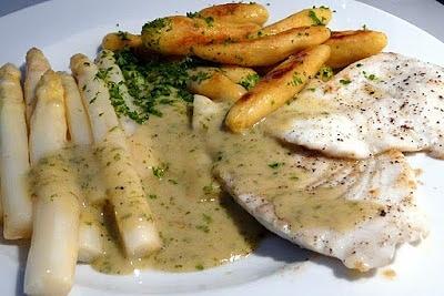 Steinbutt mit schupfnudeln, spargel und rieslingsauce