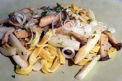 Pasta an Spargel und Pilzen