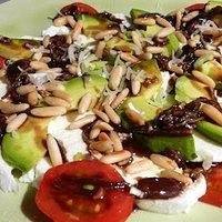 Büffelmozzarella Avocado an altem Balsamico