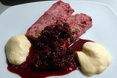 Brombeerparfait mit Brombeerfruchtspiegel und Vanillemousse