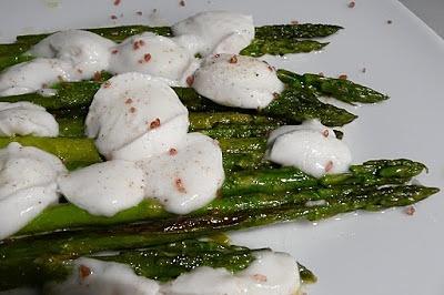 Gebratener grüner Spargel mit Büffelmozzarella