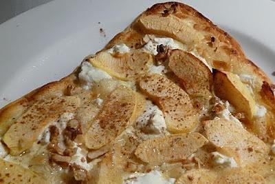 Süßer flammkuchen mit apfel, walnuss, ziegenkäse und honig
