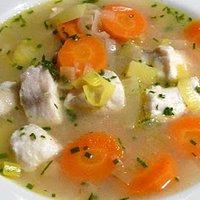 Fischsuppe mit drachenkopf, knurrhahn und steinbutt