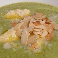 Brokkolisuppe mit Ricotta-Nocken