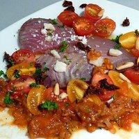 Geräucherter Thunfisch an Tomatenvariationen