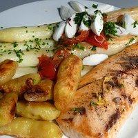 Lachs mit Spargel, Bratkartoffeln und Tomate-/Büffelmozzarella