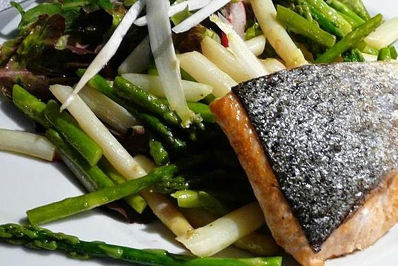 Lachs an lauwarmem Spargelsalat