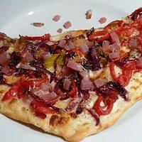 Flammkuchen mit geräuchertem Thunfisch