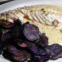 Dorade mit Vitelottekartoffeln und Weißweinsauce
