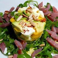 Geräucherter thunfisch an büffelmozzarella avocado mango salat