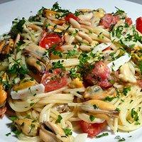Miesmuscheln an Knoblauchsauce und Pasta