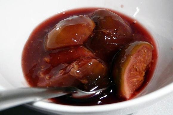 Feigen in portwein mit karamellisiertem rohrzucker, vanille und orangensaft