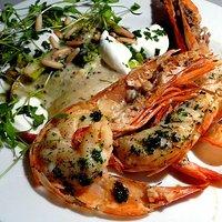 Tiger-Prawns an Büffelmozzarella und Kresse-Kräutersauce