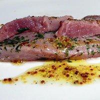 Lauwarm gebeizter thunfisch (sashimi) mit dijonsenfvinaigrette