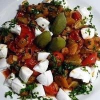 Caponata mit grünen Mandeln und Büffelmozzarella