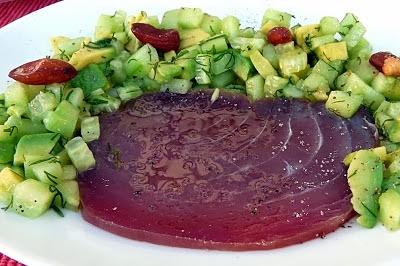 Geräucherter thunfisch mit gurke und avocado