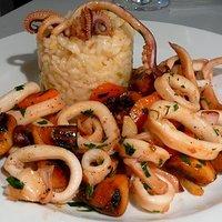 Kalmar an karamellisierten karotten, champignons und risotto