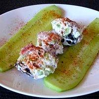 Geräucherter thunfisch (atun ahumado) mit gurke, griechischem joghurt und oliven