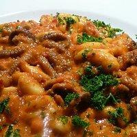 Orecchiette an geschmorten Minikraken (Moscardini alla genovese)