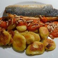 Seesaibling an Paprikasauce und Gnocchi