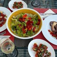 Pulpo mit geschmorten Cherrytomaten an Basilikumpesto