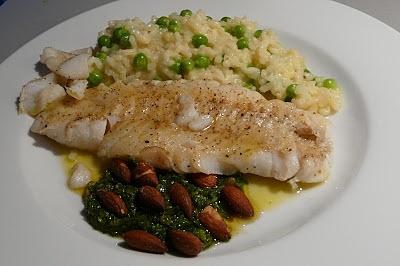 Kabeljau-loin mit basilikum- und petersilienpesto sowie rauchmandeln an erbsenrisotto