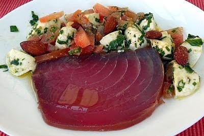 Geräucherter thunfisch mit basilikum-marinade und büffelmozzarella