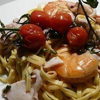Pasta mit garnelen und sepien an basilikumöl