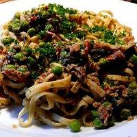 Pasta mit getrockneten Tomaten und jungen Erbsen