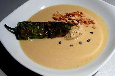 Kalte andalusische mandelsuppe mit pimientos de padrón