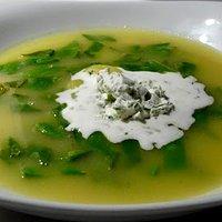 Kartoffelsuppe mit Zuckerschoten und Kräuterschaum