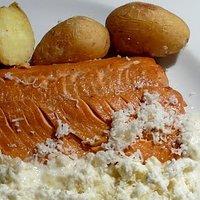 Seesaibling geräuchert mit Kartoffeln in der Salzkruste