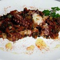 Pulpo mit getrockneten Tomaten und Kapern